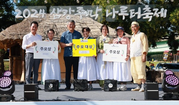 지난해 김학동 예천군수(왼쪽 세번째)가 삼강주막 나루터 축제에서 주모 대상 수상자와 기념 촬영을 하고 있다.ⓒ예천군