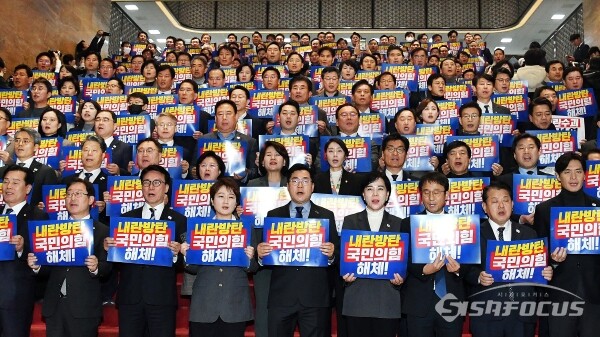 더불어민주당 박찬대 원내대표를 비롯한 의원들이 지난 8일 서울 여의도 국회 본청 로텐더홀 계단에서 본회의에서 내란·김건희 특검법 등 8개 법안 부결 폐기된 직후 국민의힘 규탄대회를 갖고 있다. 사진 / 오훈 기자