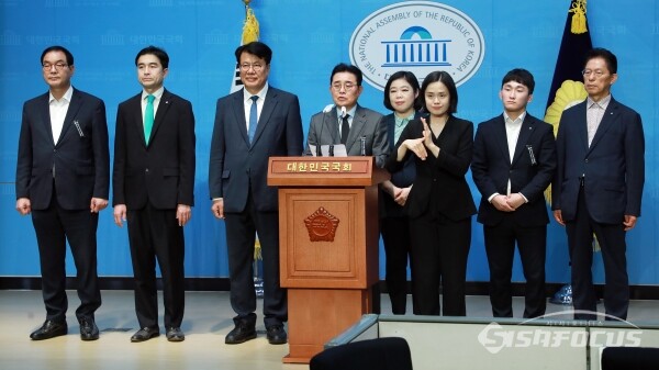 전병헌 새미래민주당 대표가 과거 국회 소통관에서 기자회견을 하고 있다.사진 /오훈 기자