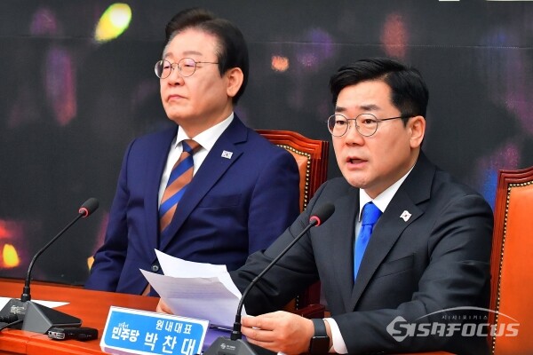 [시사포커스 / 오훈 기자] 박찬대 더불어민주당 원내대표가 17일 서울 영등포구 여의도 국회 본청 당대표회의실에서 열린 최고위원회의에서 발언을 하고 있다. (2025.01.17)