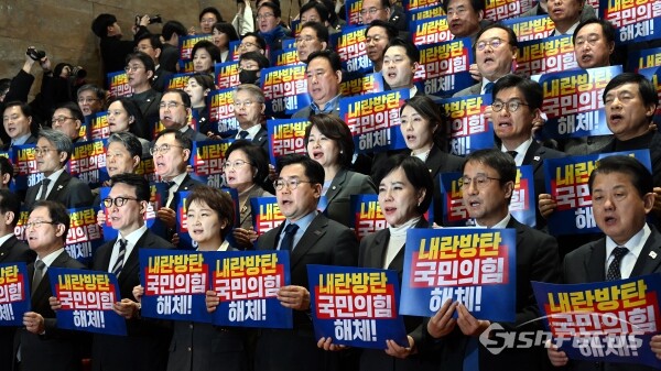 더불어민주당 박찬대 원내대표를 비롯한 의원들이 지난 8일 서울 여의도 국회 본청 로텐더홀 계단에서 본회의에서 내란·김건희 특검법 등 8개 법안 부결 폐기된 직후 국민의힘 규탄대회를 갖고 있다. 사진 / 오훈 기자