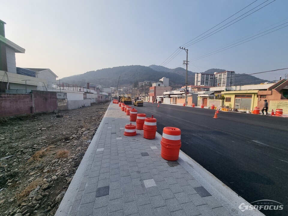 사천시 수도교~벌리신호등 간 도시계획도로 공사가 새롭게 확장된 도로와 보도 구간이 마무리 단계에 접어들며 임시 개통을 앞두고 있다. 사진 / 사천시