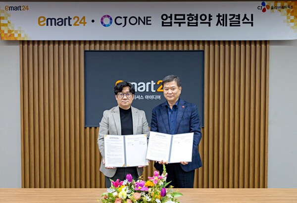 CJ올리브네트웍스와 이마트24가 멤버십 시너지 강화를 위한 업무협약을 체결했다. (왼쪽부터) 유인상 CJ올리브네트웍스 대표, 송만준 이마트24 대표ⓒCJ올리브네트웍스