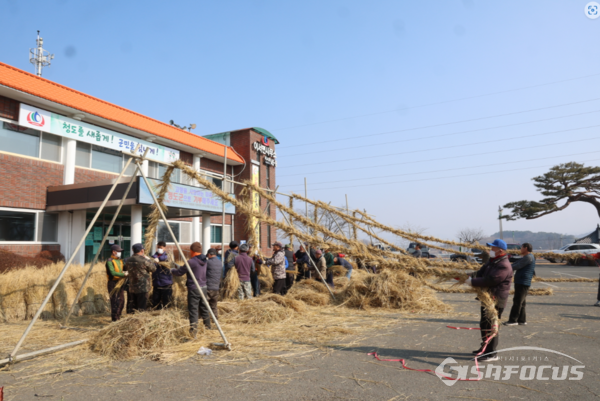 다가오는 정월대보름 도주줄다리기 행사에 쓰기위한 가닥줄을 9개 읍변 주민들이 모여 직접 제작하고 있다.ⓒ청도군