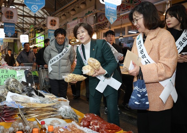 22일 강은희 대구교육감이 서남신시장에서 장보기를 하고 있다. ⓒ대구교육청