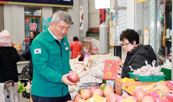 22일 김학동 예천군수가 지역 전통시장에서 장을 보고 있다.ⓒ예천군 