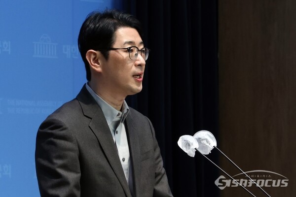 국민의힘 법률자문위원장을 맡고 있는 주진우 의원이 지난 16일 국회 소통관에서 기자회견을 하고 있는 모습. 사진 / 오훈 기자
