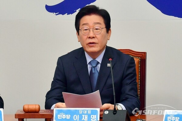 이재명 더불어민주당 대표가 지난 22일 서울 영등포구 여의도 국회 본청 당대표회의실에서 열린 최고위원회의에서 모두발언을 하고 있다. 사진 / 오훈 기자