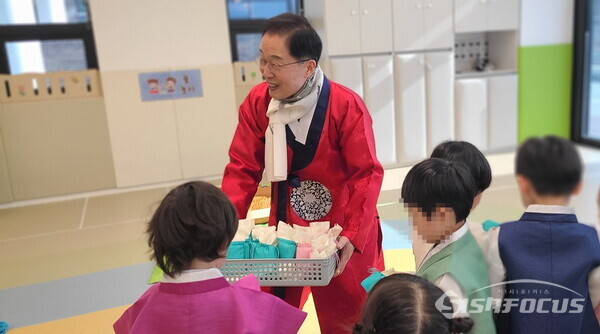 23일 임종식 경북교육감이 어린이집 영유아들과 전통놀이 체험을 하고 있다.사진/김영삼 기자