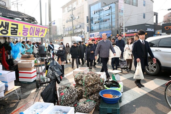 22일 강영석 상주시장과 직원들이 중앙시장과 풍물시장을 찾아 농축산물과 제수용품을 구매하고 있다.ⓒ상주시