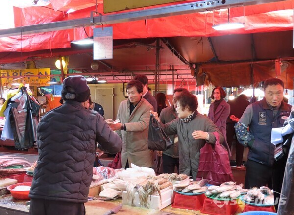 23일 경산 자인장날을 맞아 조현일 시장이 전통시장 장보기에 나서고 있다. 사진/장규호 기자