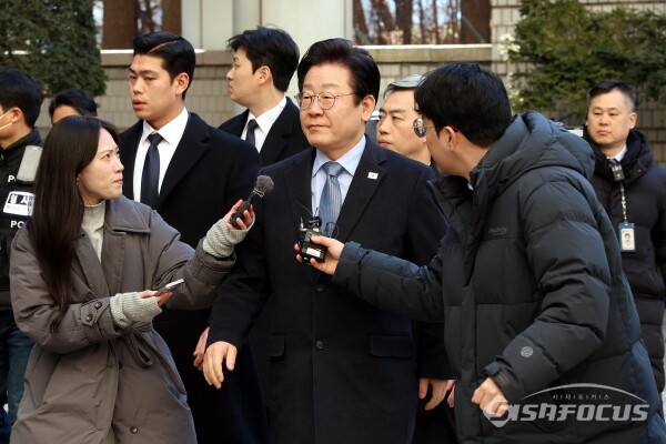 이재명 더불어민주당 대표가 23일 오후 서울 서초구 서울고등법원에서 열린 공직선거법 위반 사건 항소심 첫 재판에 출석하고 있다. 사진 / 오훈 기자