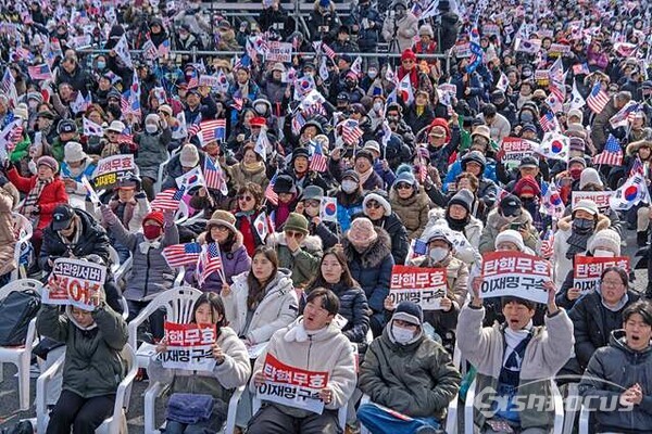 지난 1월 18일 오후 광화문 '윤석열 대통령 탄핵반대 국민대회'에서 참가자들은 윤석열 대통령  탄핵 무효, 이재명 구속 피켓을 들고 외치고 있다. 사진  /  유우상 기자