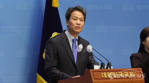 임종석 전 대통령비서실장이 서울 여의도 국회 소통관에서 공천 관련 기자회견을 하고 있다. 사진 / 김경민 기자