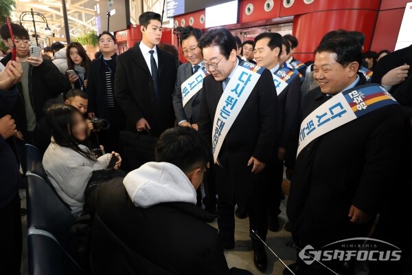 [시사포커스 / 오훈 기자] 더불어민주당 이재명 대표와 지도부가 24일 서울 서초구 고속버스터미널에서 시민들에게 귀성인사를 하고 있다.