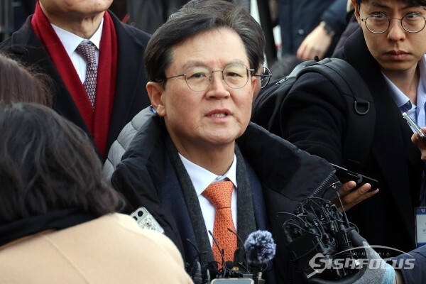 [시사포커스 / 오훈 기자] 윤석열 대통령 법률대리인단 윤갑근 변호사가 윤석열 대통령 탄핵심판 4차 변론기일인 23일 오후 서울 종로구 헌법재판소앞에서 취재진의 질의에 답하고 있다. (2025.01.23)