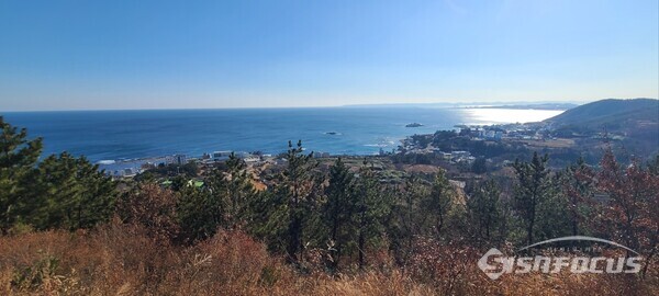 묵은봉 정상에서 바라본 동해바다.사진/엄지원 기자