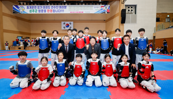 이병환 성주군수는 별고을체육관을 방문해 훈련중인 선수들을 격려했다.(가운데 왼쪽부터 곽장훈 성주군 태권도협회장, 이병환 군수, 도희재 군의회장)ⓒ성주군