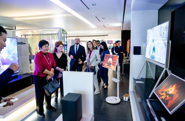 LG전자가 미국 뉴저지주 잉글우드 클리프에 위치한 북미지역 본사에 한국을 포함한 총 11개국 주뉴욕총영사단을 초청해 혁신 기술 로드맵을 선보이고 있다 / ⓒLG전자