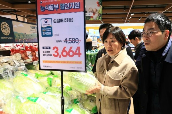송미령 농림축산식품부 장관이 2일 서울 용산구 이마트 용산점에서 농축산물 가격 동향을 점검하고 있다 / ⓒ농식품부