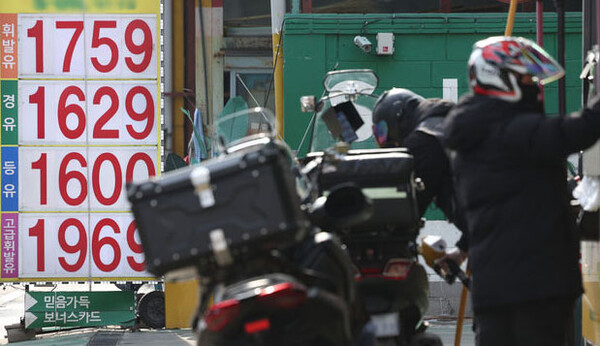 서울 시내의 주유소에 유가 정보가 표시돼 있다 / ⓒ뉴시스