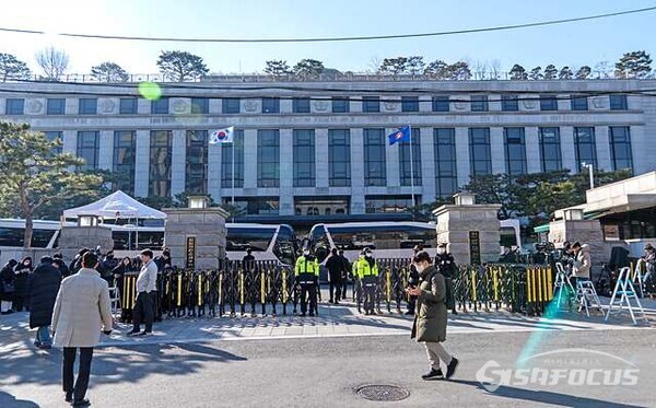 23일 오후 헌법재판소 건물 앞에도 대형 버스가 막고 있다. 사진/유우상 기자