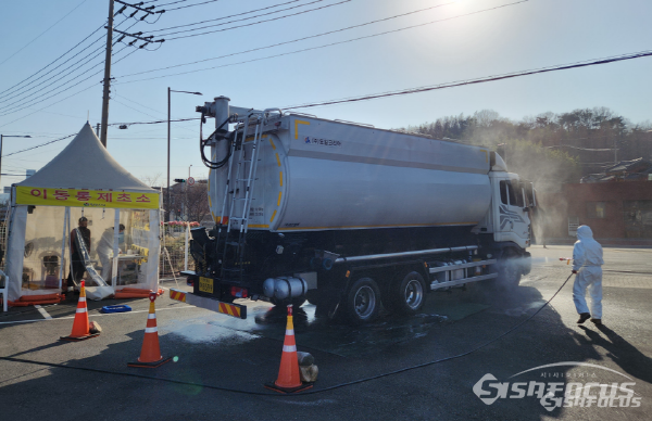 경남도 방역당국이 조류인플루엔자(AI) 확산을 막기 위해 이동통제초소에서 방역 작업을 진행하고 있다. 사진 / 경남도