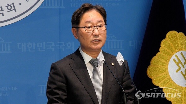 더불어민주당 박범계 의원이 과거 서울 여의도 국회 소통관에서 기자회견을 하고 있는 모습. 사진 / 김경민 기자