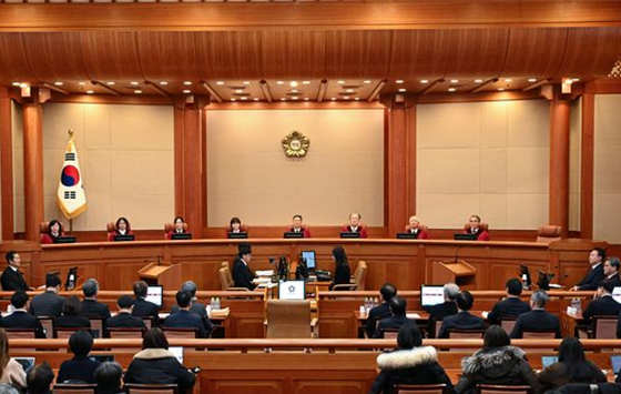 윤석열 대통령이 4일 서울 종로구 헌법재판소 심판정에서 열린 탄핵심판 5차 변론에 출석해 있다. (공동취재)