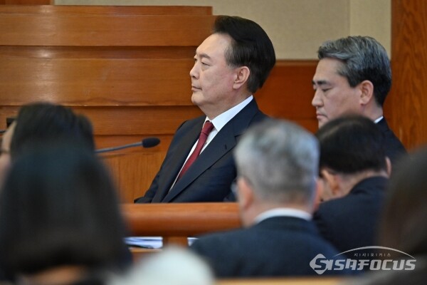 [시사포커스 / 오훈 기자] 윤석열 대통령이 4일 서울 오후 종로구 헌법재판소 대심판정에서 열린 탄핵심판 5차 변론기일에 출석해 있다. (공동취재)