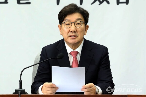 [시사포커스 / 오훈 기자] 권성동 국민의힘 원내대표가 4일 서울 여의도 국회 본청에서 열린 원내대책회의에서 발언을 하고 있다. (2025.02.04)