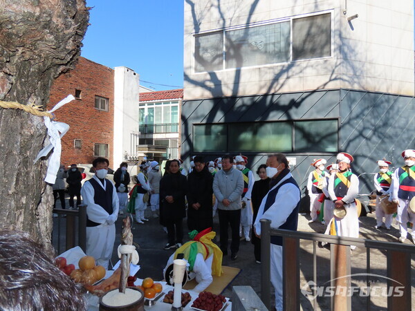9일 오전 열린 중방 당산제에서 안문길 경산시의회 의장을 비롯한 시의원들이 축원을 하고 있다. 사진/장규호 기자