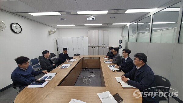 경남도 관계자들이 10일 해양수산부를 방문해 주요 해양레저 관광개발 사업에 대한 국비 지원을 건의하고 있다. 사진 / 경남도