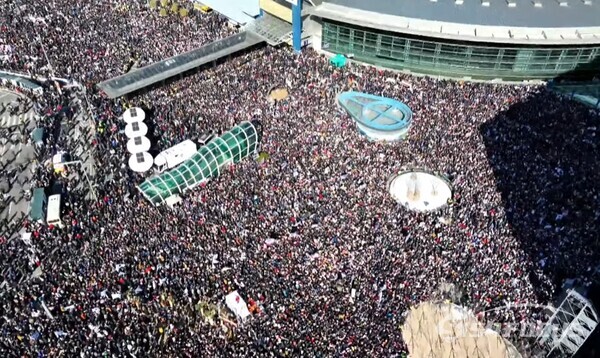 지난 8일 오후 2시 동대구역 광장에서 개최된 ‘윤석열 대통령 탄핵 반대’ 대규모 집회에 100만 인파(주최측 추산)가 참여하고 있다.사진/김진성 기자