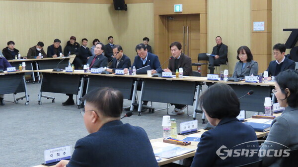 11일 경산시청 대회의실에서 열린 용역보고회에서 조현일 시장이 질의를 하고 있다. 사진/장규호 기자