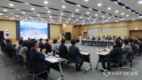 11일 경산시청 대회의실에서 ‘프리미엄 쇼핑몰 입주 연계 발전 방안 용역’보고회가 열리고 있다. 사진/장규호 기자