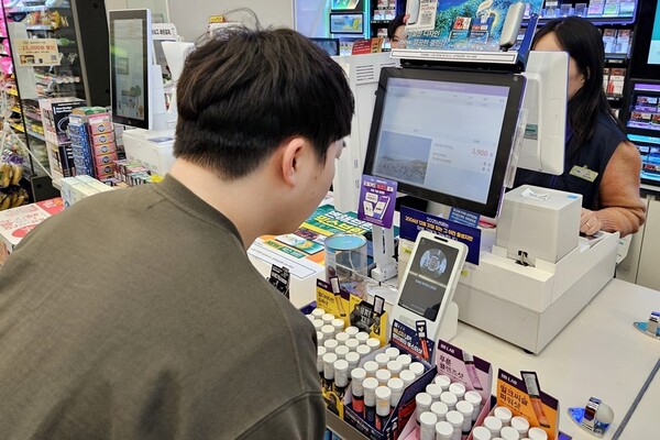 구부정한 자세로 페이스 페이 사용을 시도하는 이용자 ⓒBGF리테일