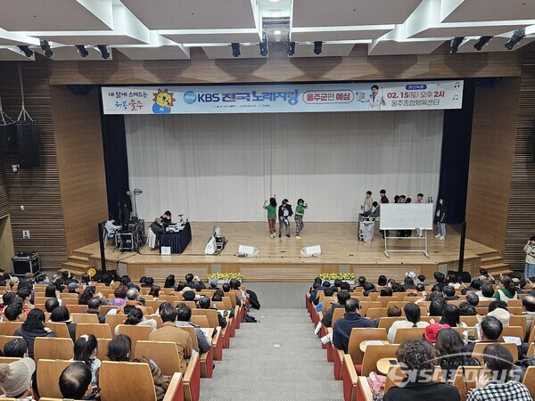 13일 울주군청 알프스홀에서 열린  ‘KBS 전국노래자랑 울주군편’ 예심에서 참가자들이 열띤 무대를 선보이고 있다. 사진 / 울주군