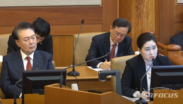 지난 13일 윤석열 대통령 탄핵심판 8차 변론에서 김계리 변호사가 질문하고 있다. ⓒ시사포커스TV