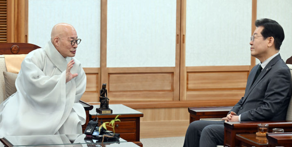 더불어민주당 이재명 대표가 24일 오전 서울 종로구 한국불교역사문화기념관에서 조계종 총무원장 진우스님과 대화를 나누고 있다. 사진 / 뉴시스