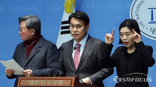 24일 윤상현 의원과 전국 각계인사 100인 관계자들이 기자회견을 하고 있다.(1) [사진 /오훈 기자]