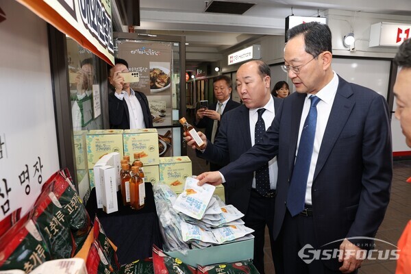 해남농특산물 판매현황 점검하는 명현관 군수. 사진 / 해남군청 