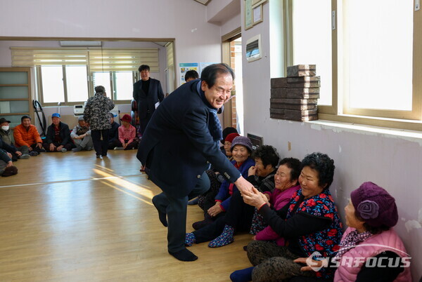 진도군이 어르신 건강증진 ‘아리랑 체조교실’ 운영한다(악수하고 있는 김희수 군수). 사진/진도군청 제공