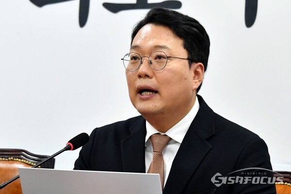 [시사포커스 / 오훈 기자] 천하람 개혁신당 당대표 권한대행 겸 원내대표가 27일 서울 영등포구 여의도 국회 본청에서 열린 최고위원회의에서 발언을 하고 있다.