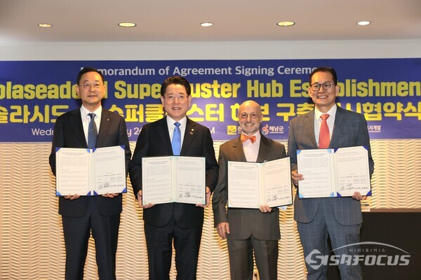 솔라시도 AI 슈퍼 클러스터 허브 구축 업무협약(좌로부터 명현관 해남군수, 김영록 전남도지사, 아민바드르엘딘 퍼힐스 공동의장, 고형권 BS산업 부회장). 사진/해남군청
