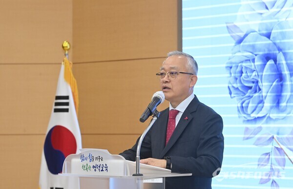 27일 윤인한 영덕교육장이 퇴임사를 하고 있다.사진/김영삼 기자
