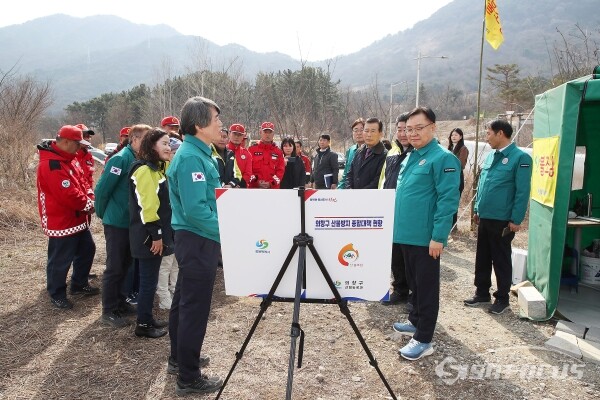 홍남표 창원특례시장(사진 우측)이 봄철 산불 대응태세 현장을 점검하고 있는 모습. 사진 / 창원특례시