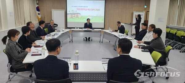 27일 영덕교육지원청이 영덕고등학교에서 중고병설학교 통폐합 추진 계획에 관한 간담회를 개최하고 있다.사진/김영삼 기자