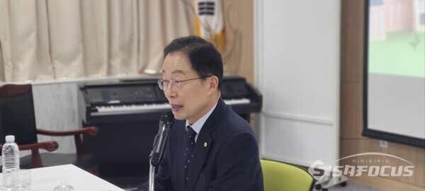 27일 임종식 경북교육감이 영덕읍 지역 중고병설학교 통폐합 추진 계획에 관한 간담회에서 “학교 통폐합은 학부모님들의 의견에 절대적으로 따른다”라고 설명하고 있다.사진/김영삼 기자