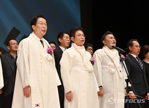 1일 (사진 왼쪽부터)임종식 경북교육감, 이철우 경북도지사, 박성만 경북도의회 의장이 ‘제106주년 3·1절 기념식’에서 참석자들과 함께 애국가를 제창하고 있다. 사진/김영삼 기자